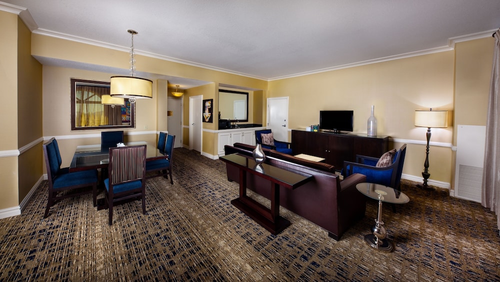 One-Bedroom King Suite, 1 King Bed, Jetted Tub photo 3