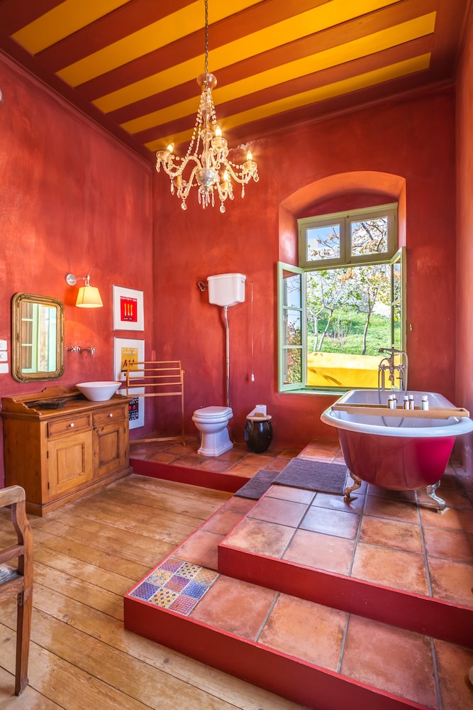 Deluxe Suite, 1 Queen Bed (Red) photo 2