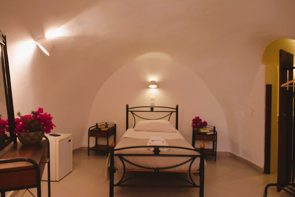Cave Single Room (Semi - basement)