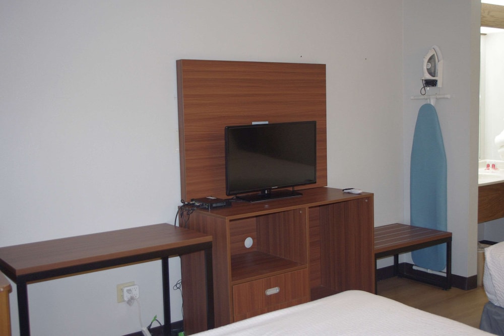 Standard Room, 2 Queen Beds, Non Smoking - Photo 7