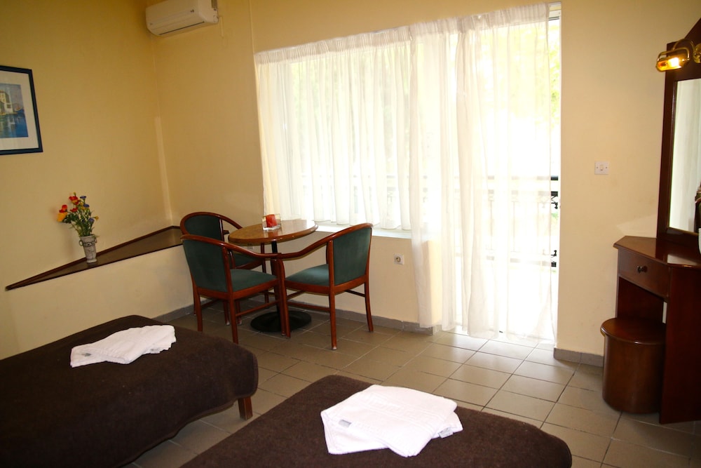 Family Room, 2 Bedrooms, Pool View
