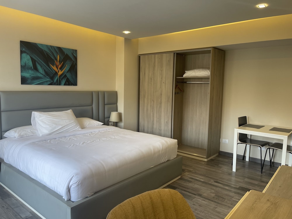 Deluxe Studio King Apartment thumbnail 5