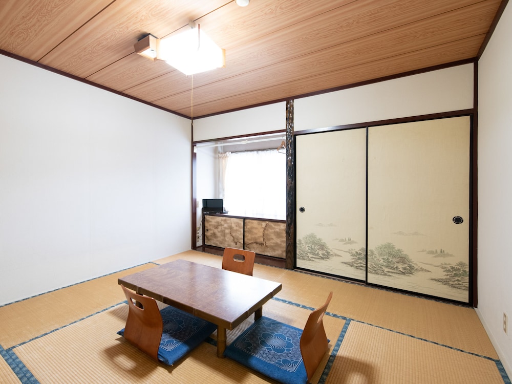 Japanese Room With Shared Washroom - Triple, Non Smoking
