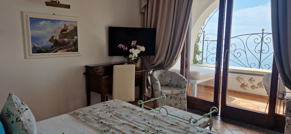 Deluxe Room, 1 Bedroom, Sea View - Photo 1