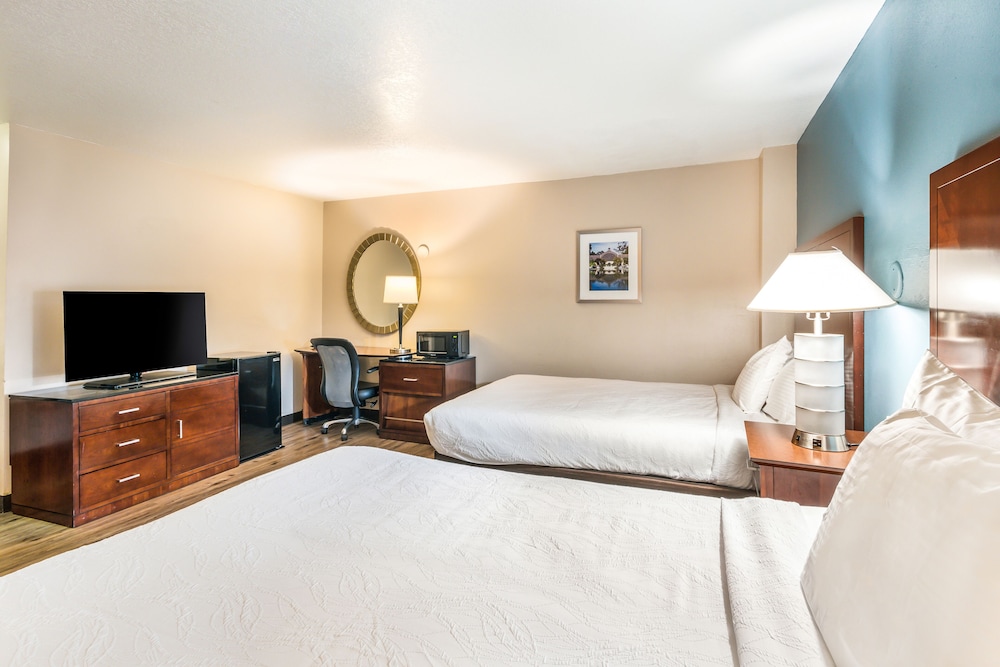 2 Queen Beds Jetted Tub Suite - Photo 3
