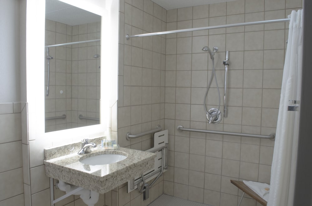 Standard Room, 1 Queen Bed, Mobility Accessible (Communications) - Photo 7