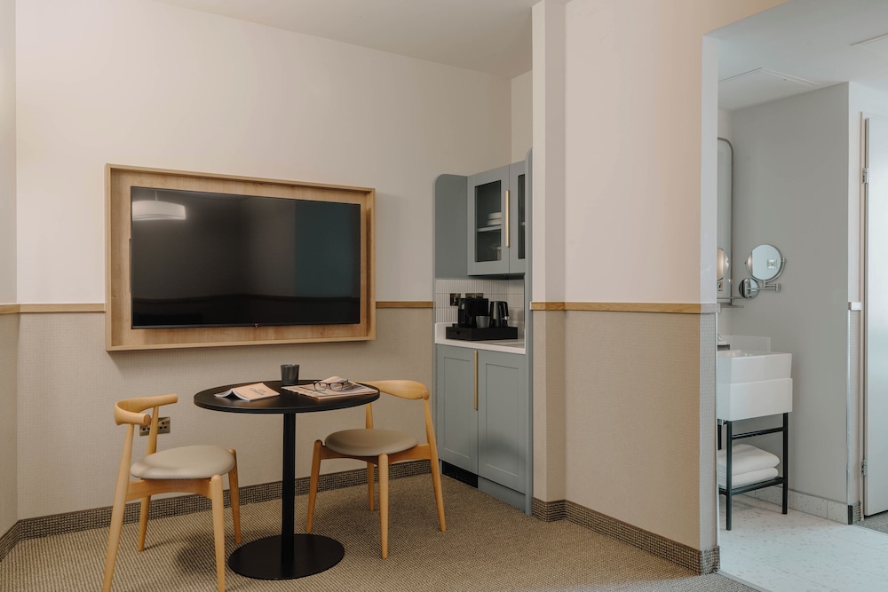 Suite, 1 Queen Bed, Kitchenette (Newly Refurbished 2024)