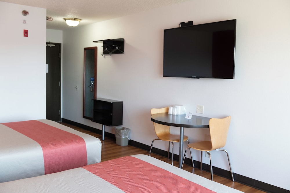 Standard Single Room, 2 Queen Beds, Non Smoking photo 2