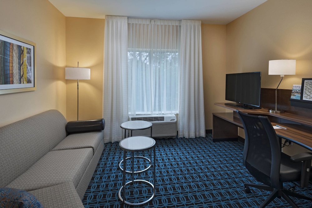 Suite, 1 King Bed with Sofa bed photo 3
