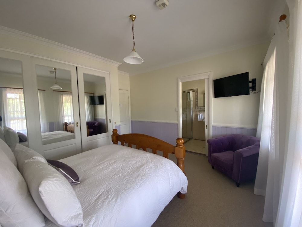 Deluxe Queen Suite photo 3
