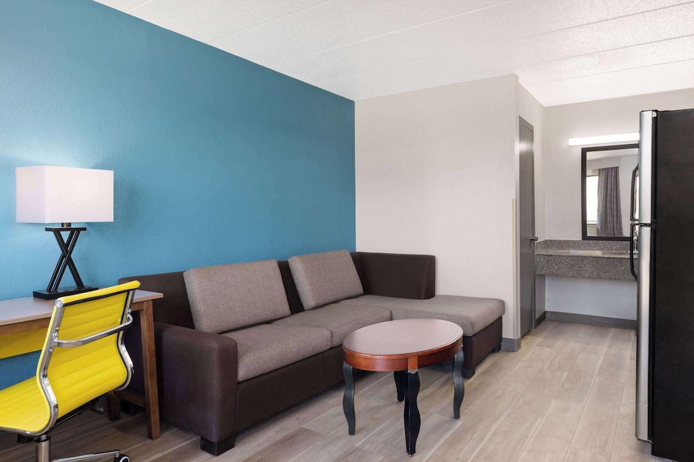 Suite, 1 King Bed, Accessible, Non Smoking (Efficiency, Mobility, Roll-in Shwr) - Photo 3