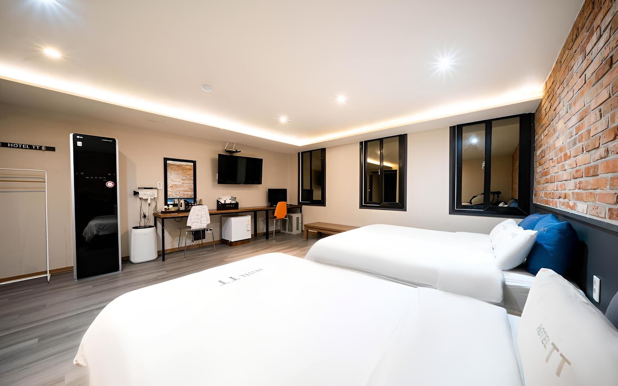 Room (VIP Room-Body Friend Massage Chair (N) - Photo 22
