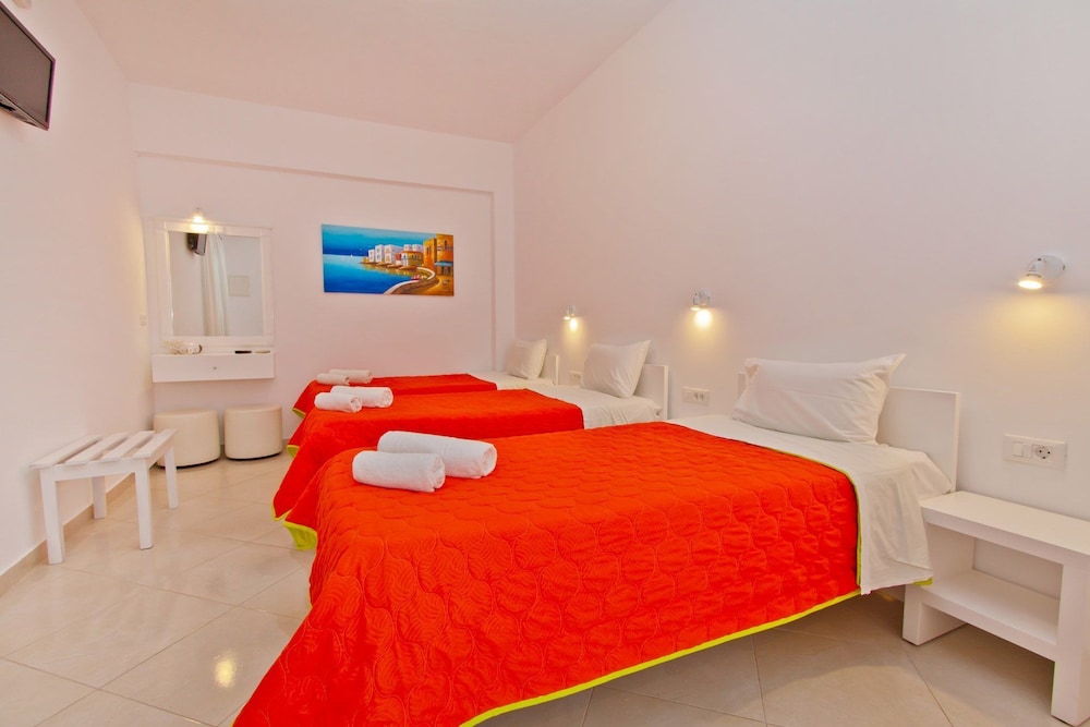 Economy Triple Room photo 2