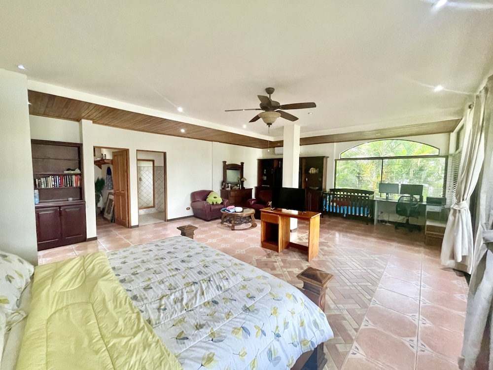 House, 4 Bedrooms photo 1