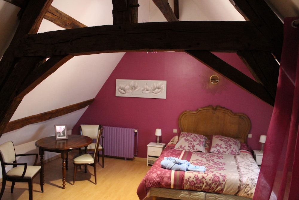 Comfort Room, 1 Queen Bed, Shared Bathroom photo 1
