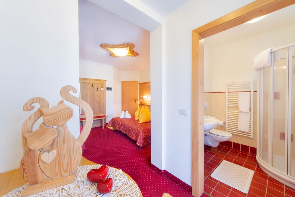 Panoramic Quadruple Room, Lake View photo 2