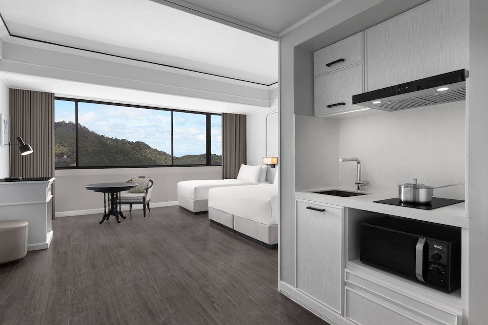 Family Room, 1 King Bed, City View - Photo 1