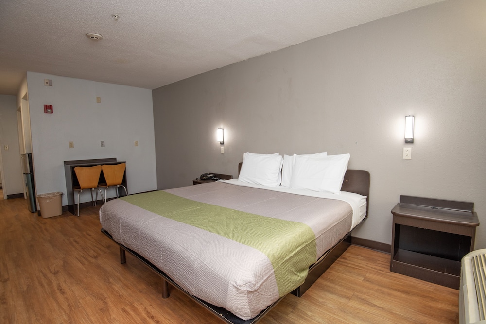 Deluxe Suite, 1 King Bed, Non Smoking, Kitchenette photo 2