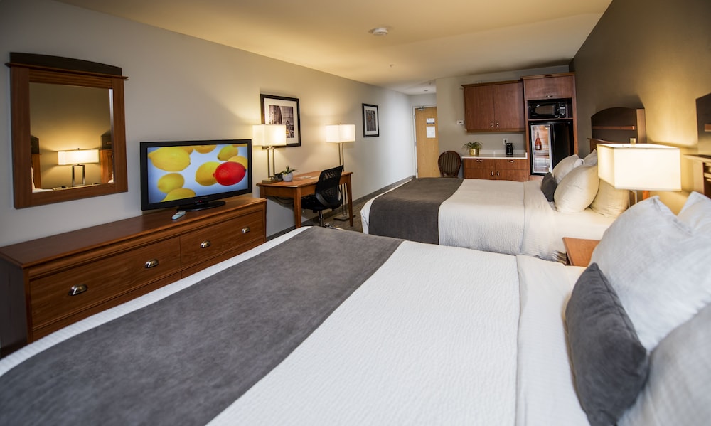 Suite, 2 Queen Beds, Non Smoking, Refrigerator & Microwave photo 3