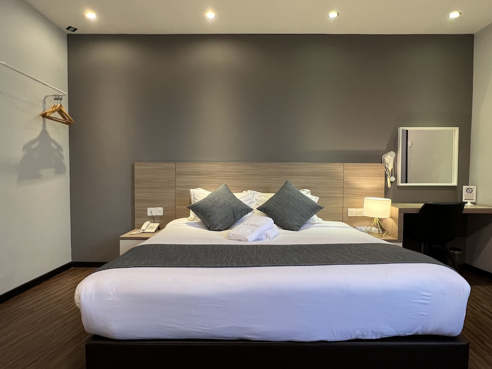 Superior Room, 1 King Bed, Non Smoking, Refrigerator - Photo 3