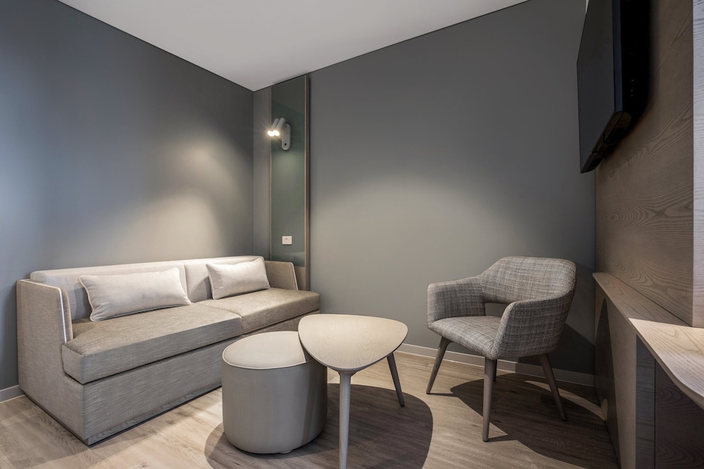 Suite (Free Breakfast) - Photo 8