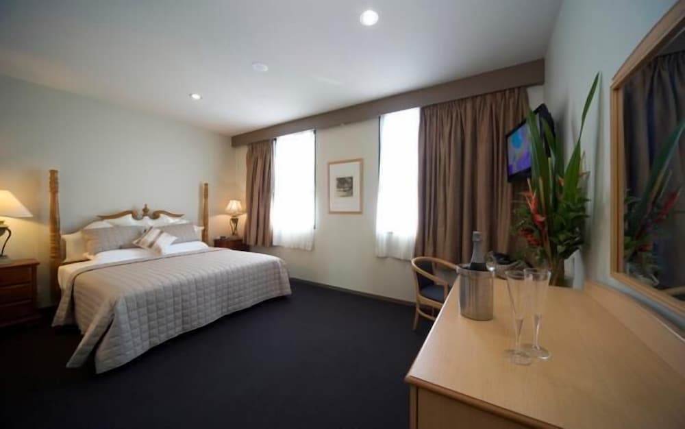 Queen With Ensuite photo 3