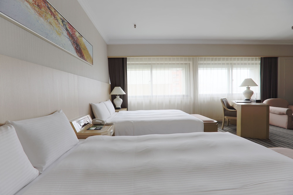 Family Quadruple Room, 1 Bedroom, City View photo 2