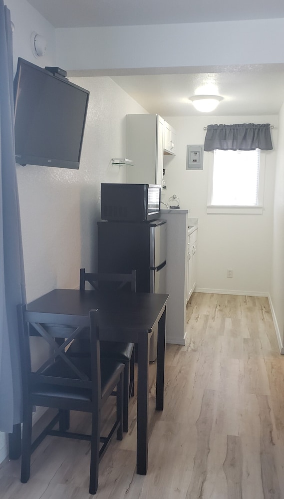 Deluxe Studio Suite, 1 King Bed, Non Smoking, Kitchenette photo 3