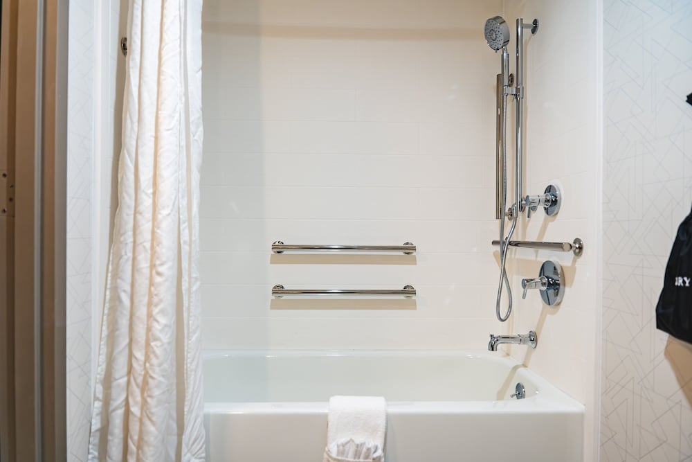Standard Room, 1 Queen Bed, Accessible (Communications, Mobility) - Photo 7