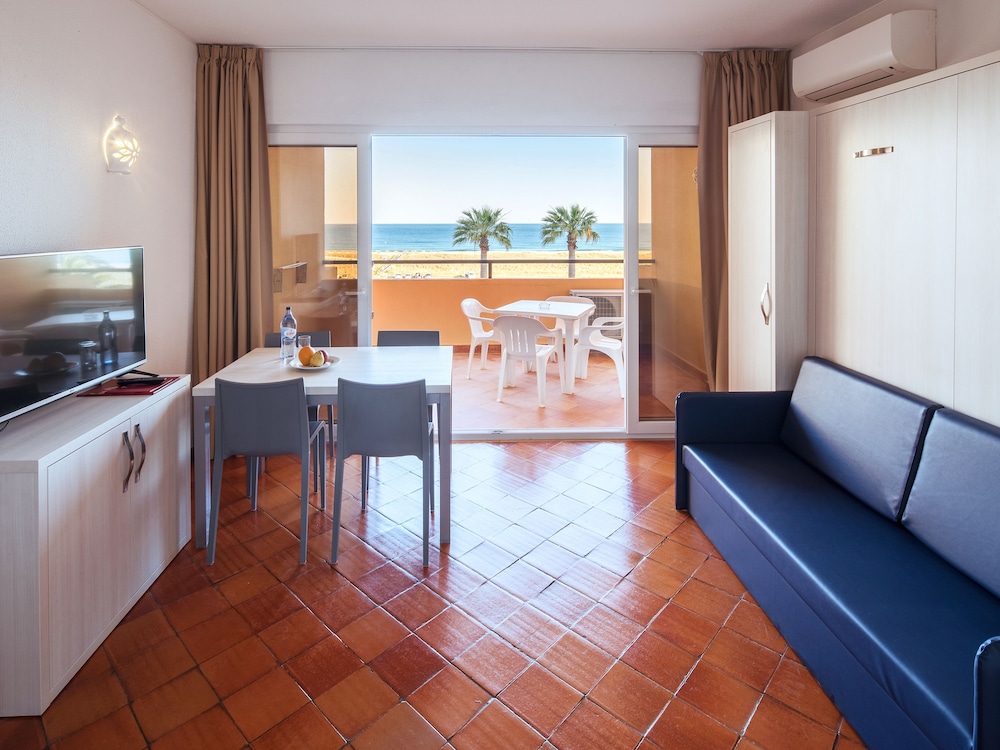 Club Studio, Sea View