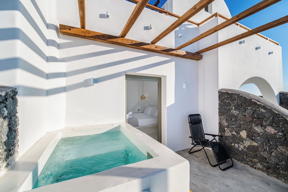 Signature Amethyst Suite with Outdoor Jetted Tub & Sea View