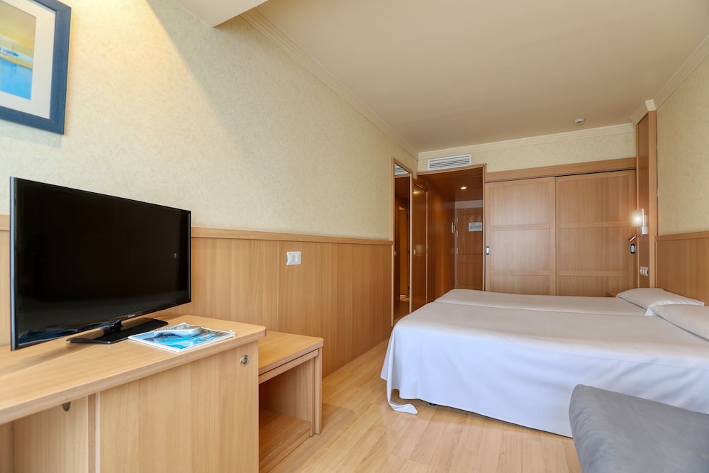 Classic Room (2 Adults + 1 Child) - Photo 2