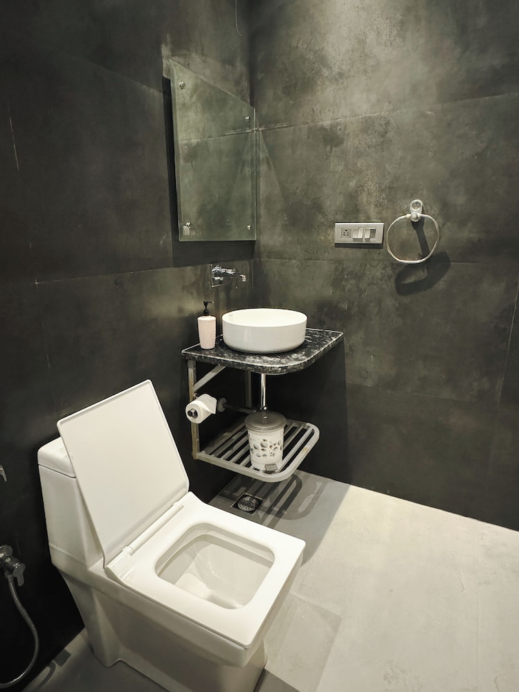 Signature Studio, Valley View photo 2