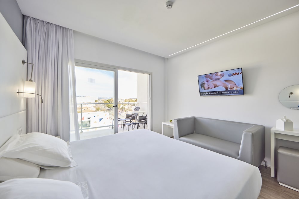 Deluxe Room, Balcony, Pool View photo 2