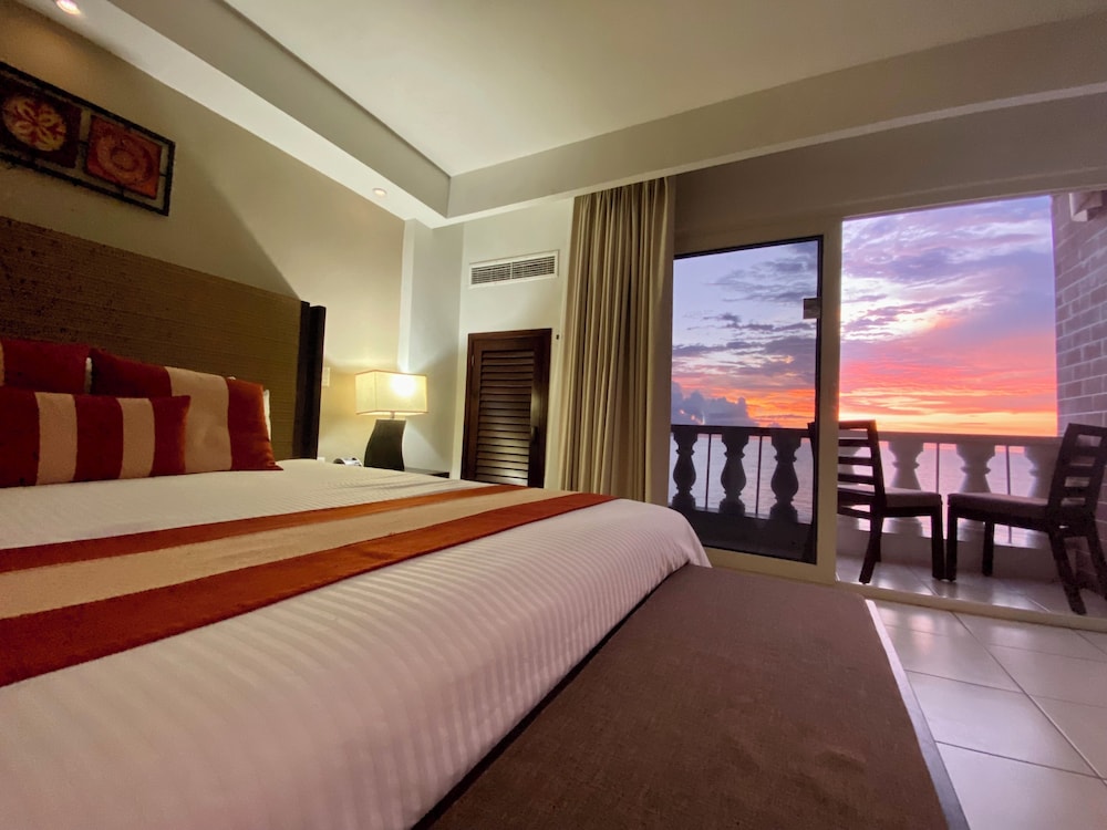 Deluxe Studio, 1 King Bed, Non Smoking, Ocean View (Kitchenette, Balcony) - Photo 5