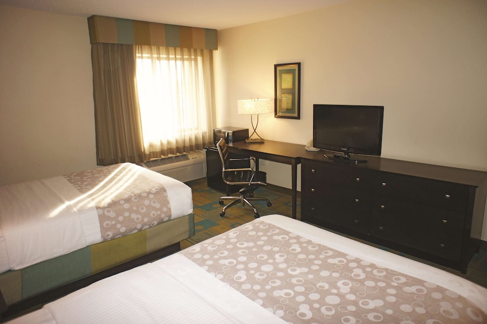 Room, 2 Double Beds, Non Smoking, City View - Photo 1