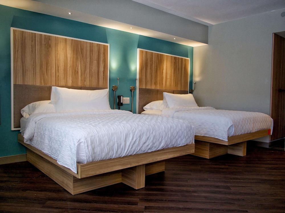 Room, 2 Queen Beds, Accessible, Bathtub