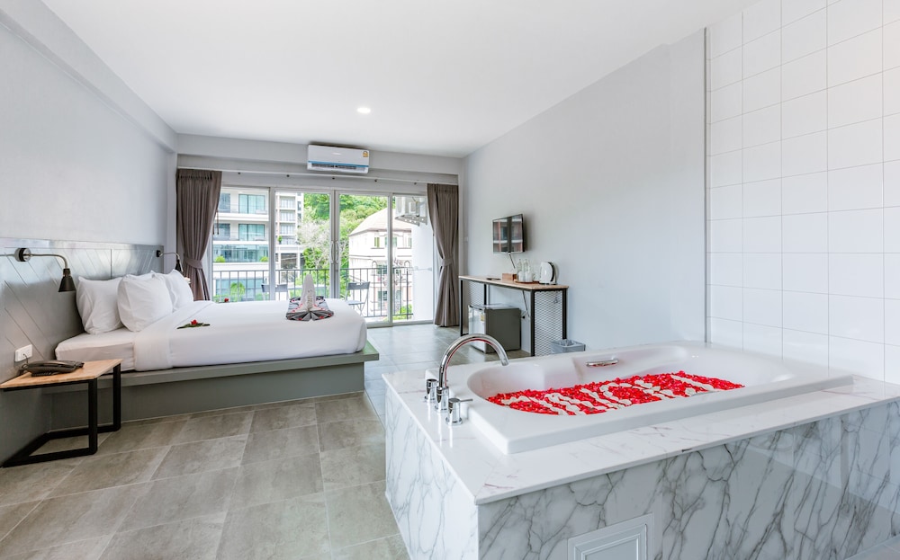 Deluxe Room, Bathtub - Photo 5
