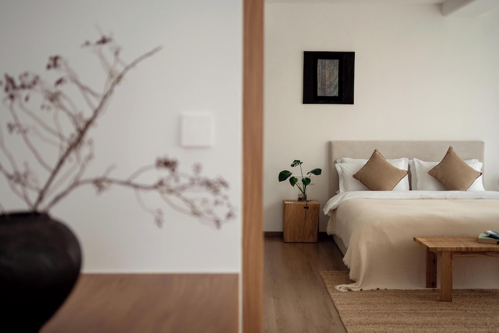 Senior Suite, Balcony, Courtyard View