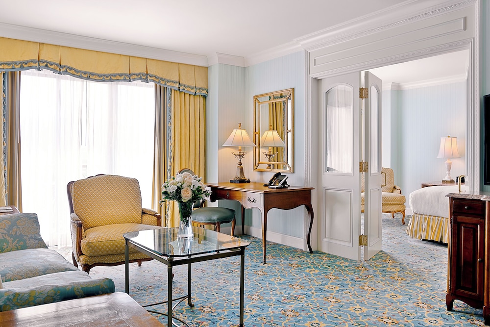 Executive Suite, 1 King Bed, Accessible photo 2