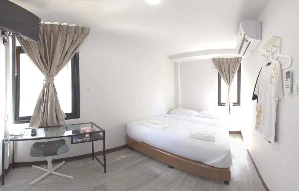 Economy Double Room, 1 Queen Bed, Ensuite photo 2