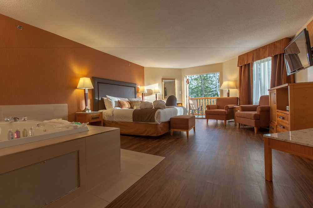 Studio Suite (Coast Premium Suite with Jet Tub) photo 3