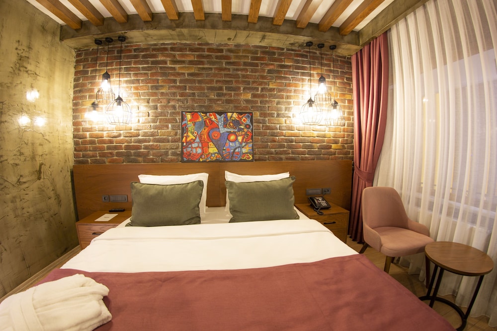 Deluxe Room with Balcony photo 2