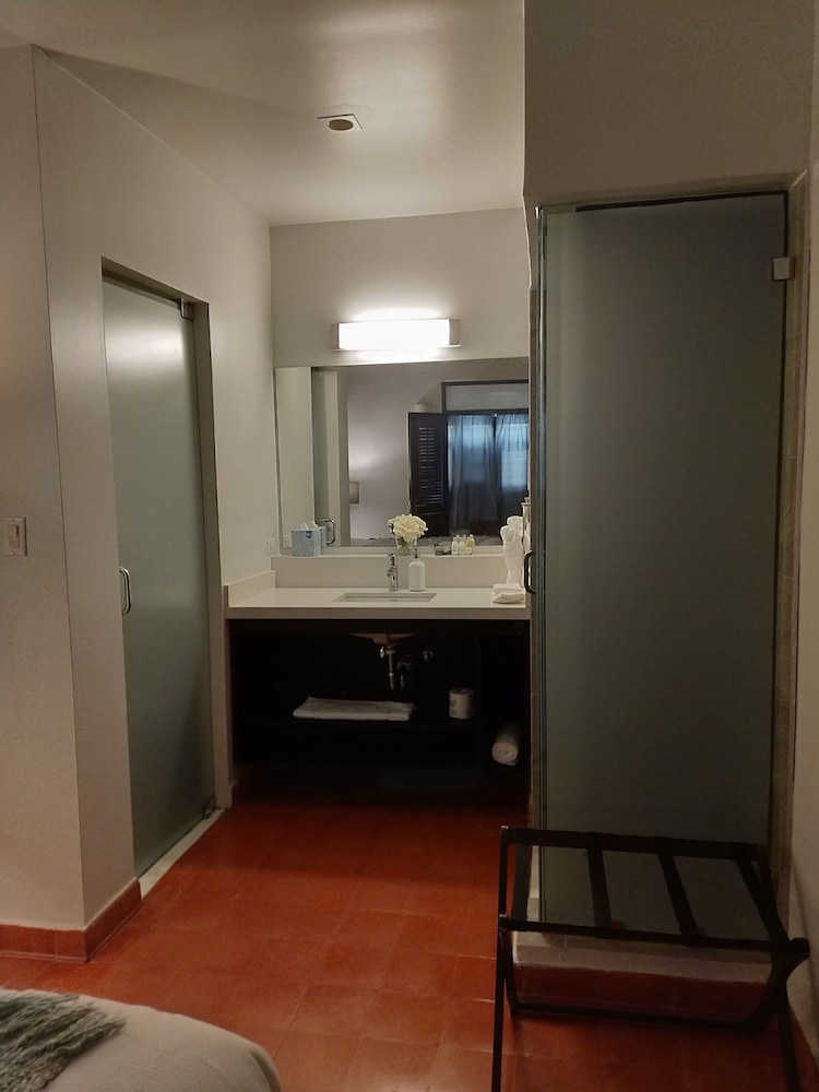 First Class Suites - Photo 6