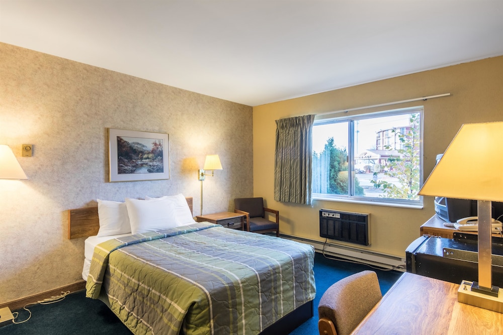 Standard Suite, 1 Queen Bed, Non Smoking photo 2
