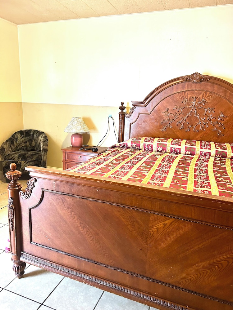 Standard Single Room, 1 King Bed, Smoking photo 2