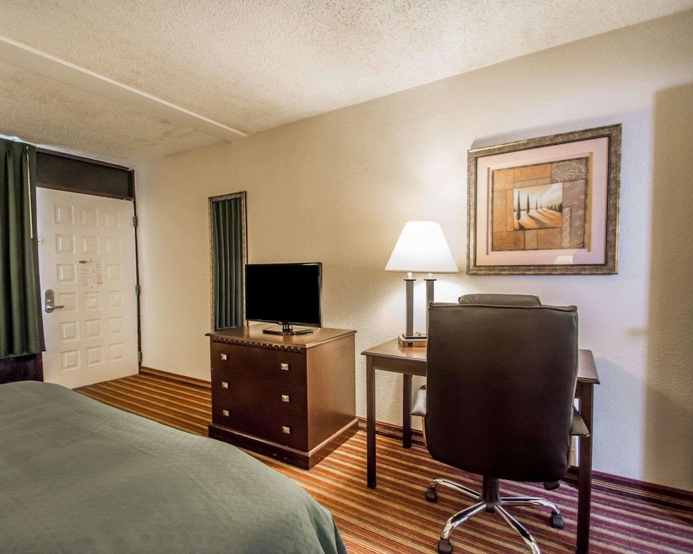 Room, 1 King Bed, Non Smoking - Photo 4