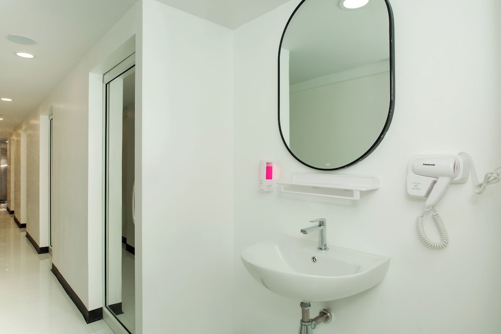 Basic Double Room, 1 Queen Bed, Non Smoking photo 3