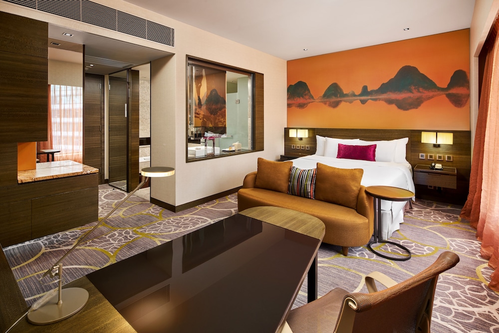 Standard Room, 1 King Bed, Garden View (High Floor)
