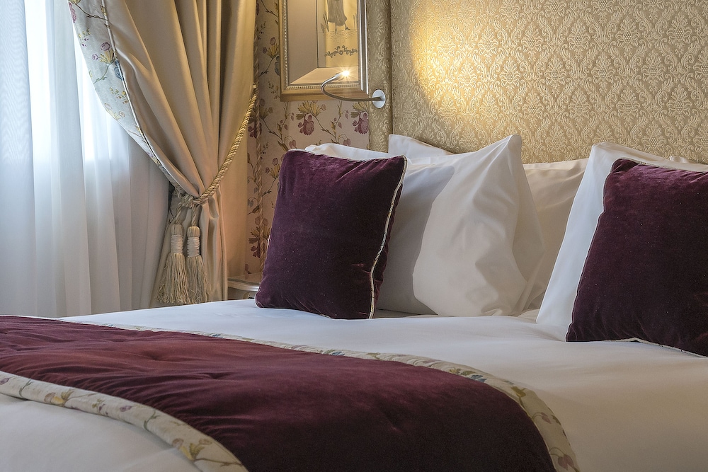 Deluxe Triple Room, 1 King Bed with Sofa bed, Balcony (Canal View)